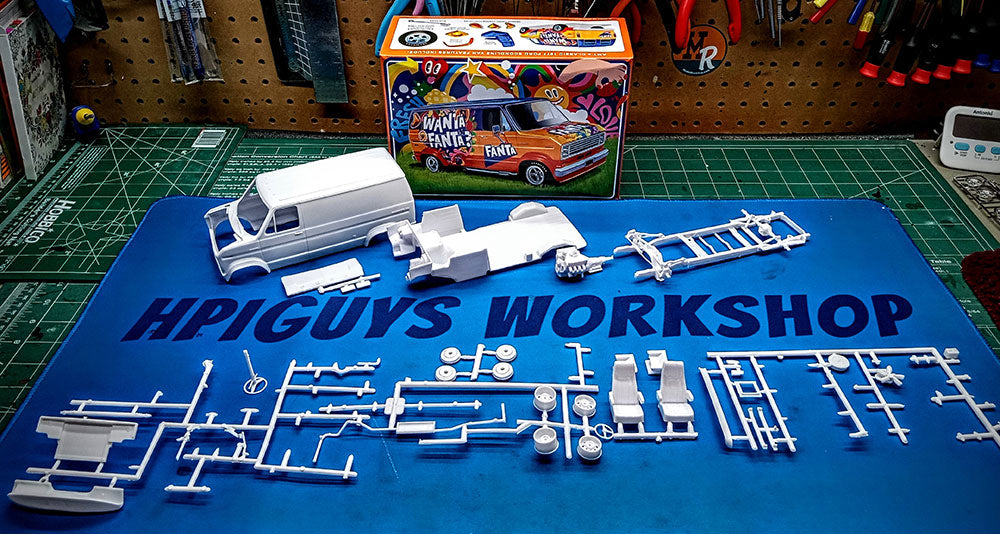 AMT 1977 Ford Custom Van Fanta 1:25 Scale Model Kit