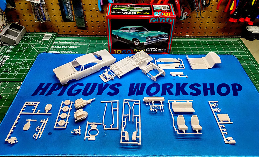 AMT 1969 Plymouth GTX Hardtop 1:25 Scale Model Kit