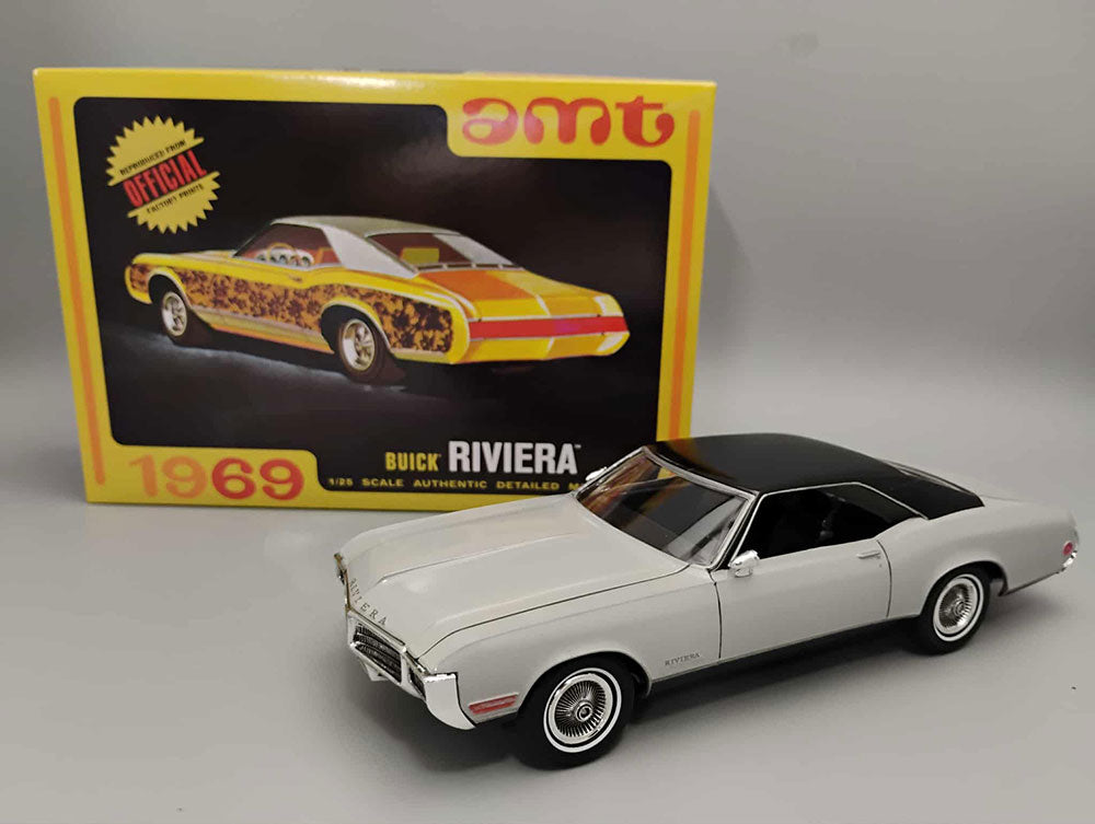 AMT 1969 Buick Riviera 1:25 Scale Model Kit