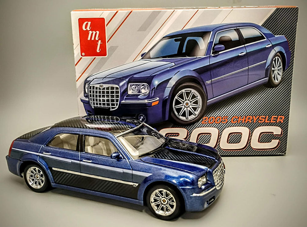 AMT 2005 Chrysler 300C 1:25 Scale Model Kit