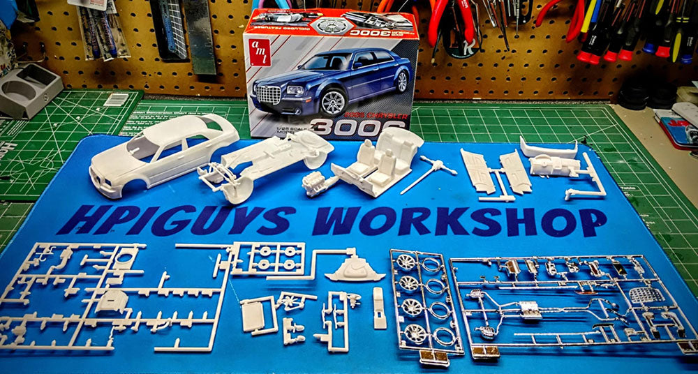 AMT 2005 Chrysler 300C 1:25 Scale Model Kit