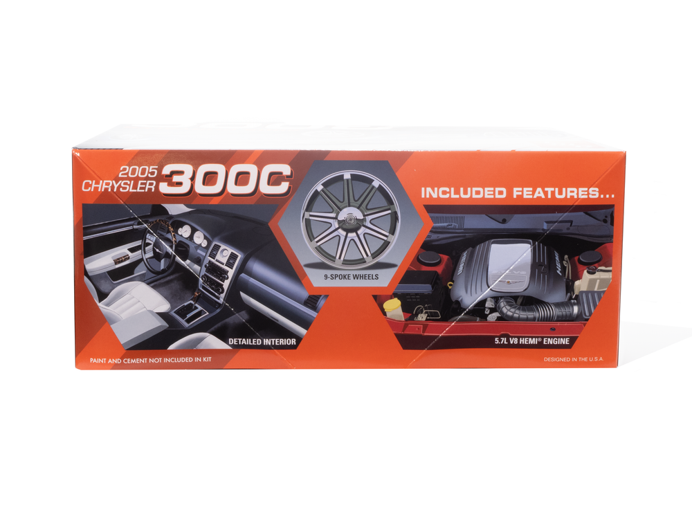 AMT 2005 Chrysler 300C 1:25 Scale Model Kit