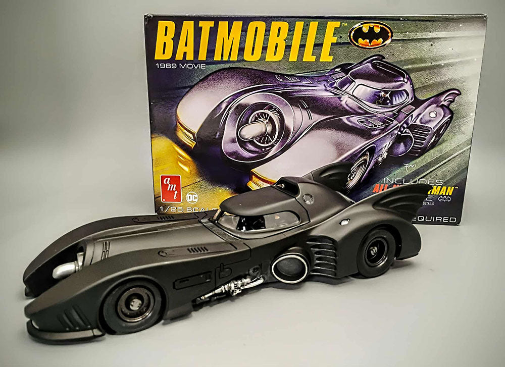 AMT 1989 Batmobile w/Seated Batman Figure 1:25 Scale Model Kit