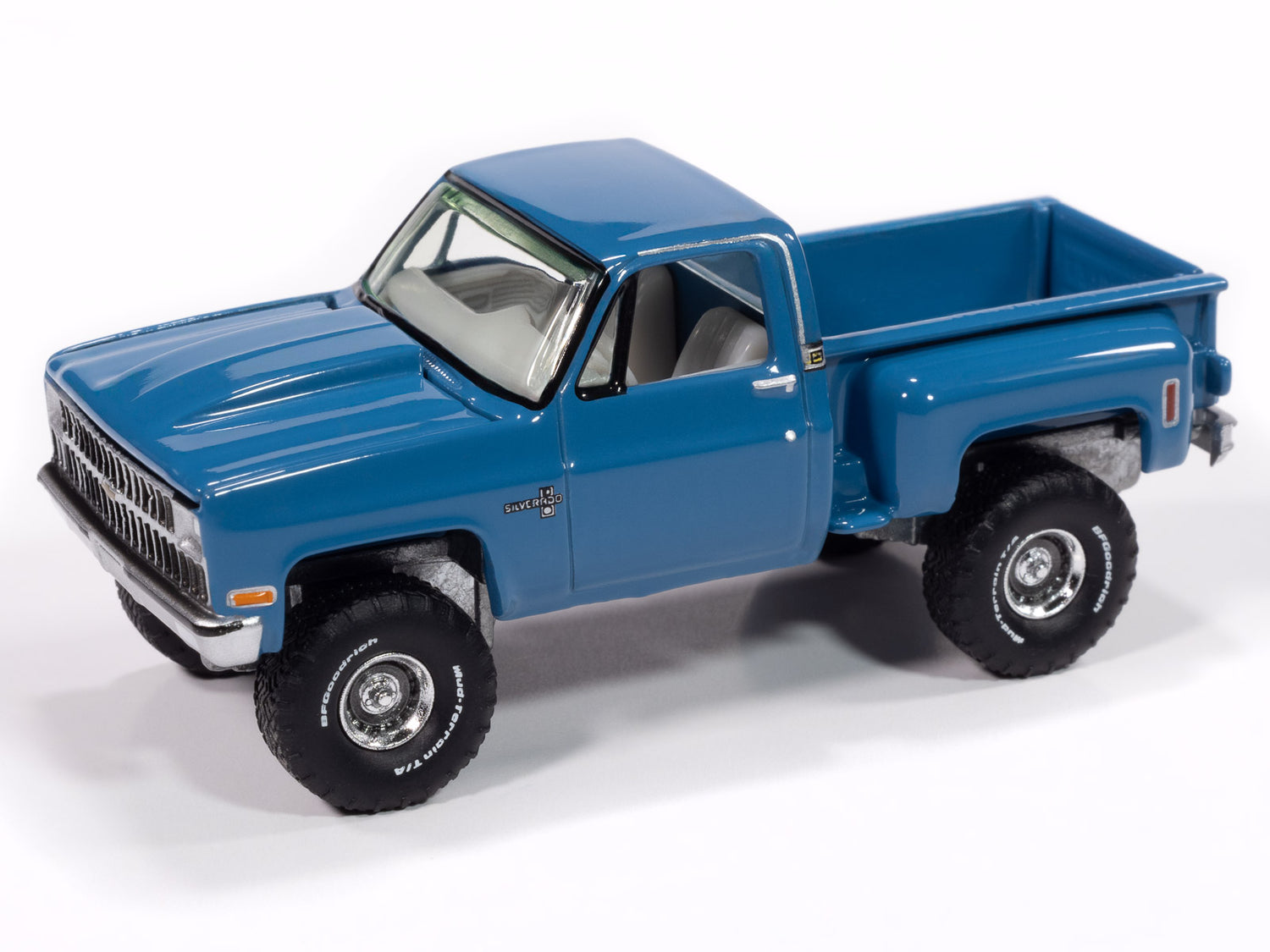 Auto World 1981 Chevrolet Silverado Stepside 4x4 (Medium Blue) 1:64 Diecast