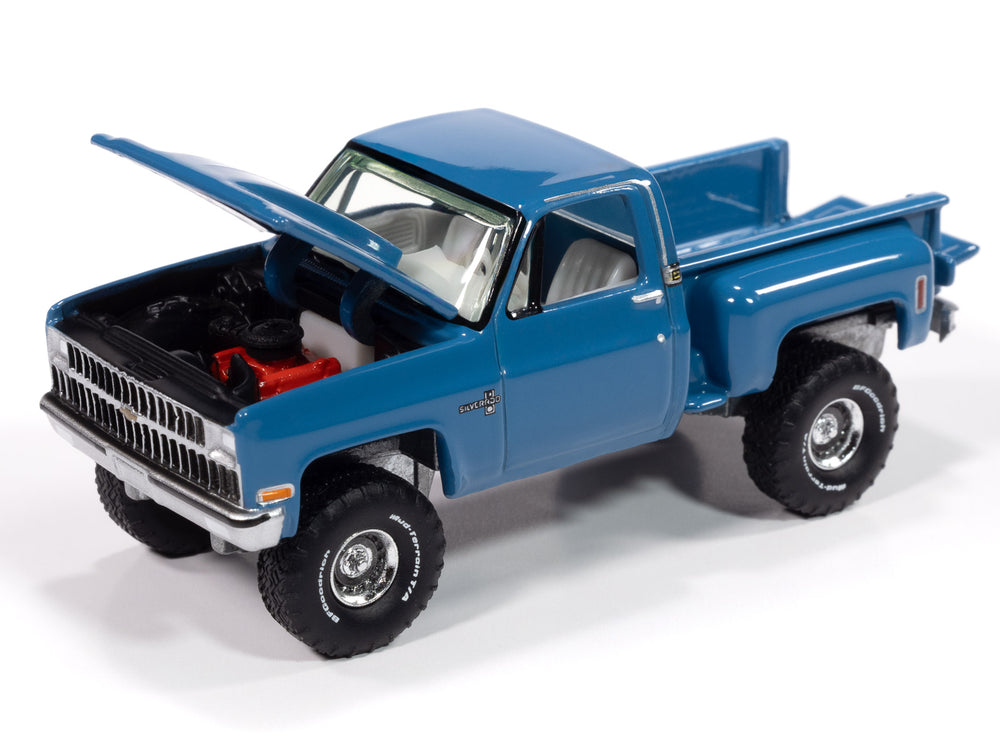 Auto World 1981 Chevrolet Silverado Stepside 4x4 (Medium Blue) 1:64 Diecast