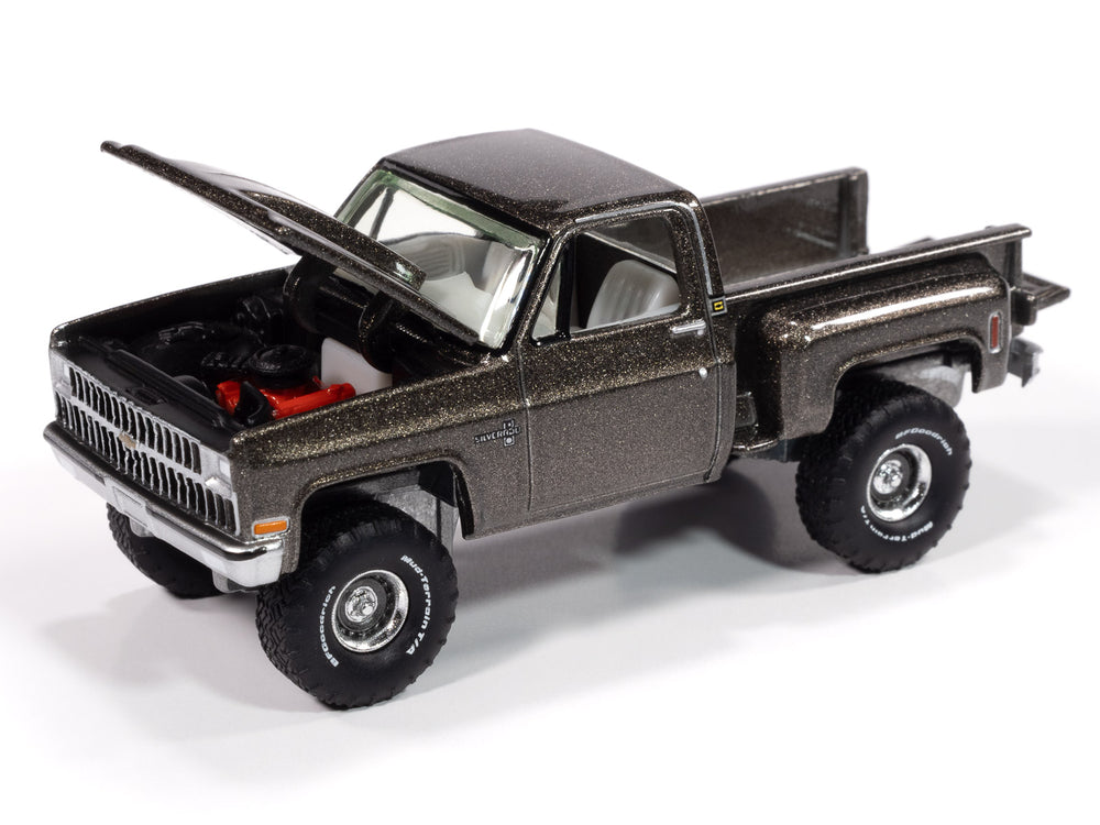 Auto World 1981 Chevrolet Silverado Stepside 4x4 (Medium Graystone Poly) 1:64 Diecast