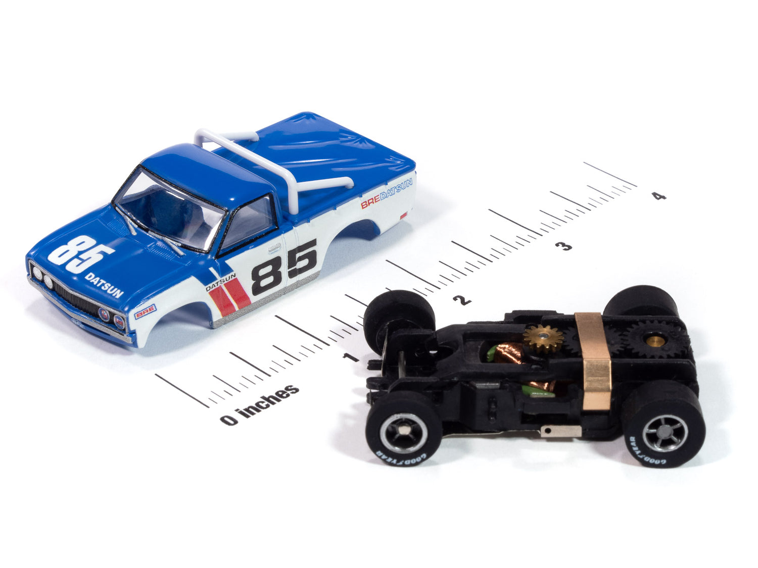 Auto World Xtraction 1972 BRE Datsun 620 Pickup (White & Blue) HO Scale Slot Car
