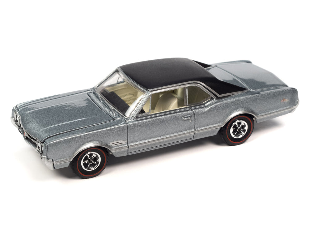 Auto World 1966 Oldsmobile 442 (Silver Mist Poly w/Flat Black Roof) 1:64 Diecast