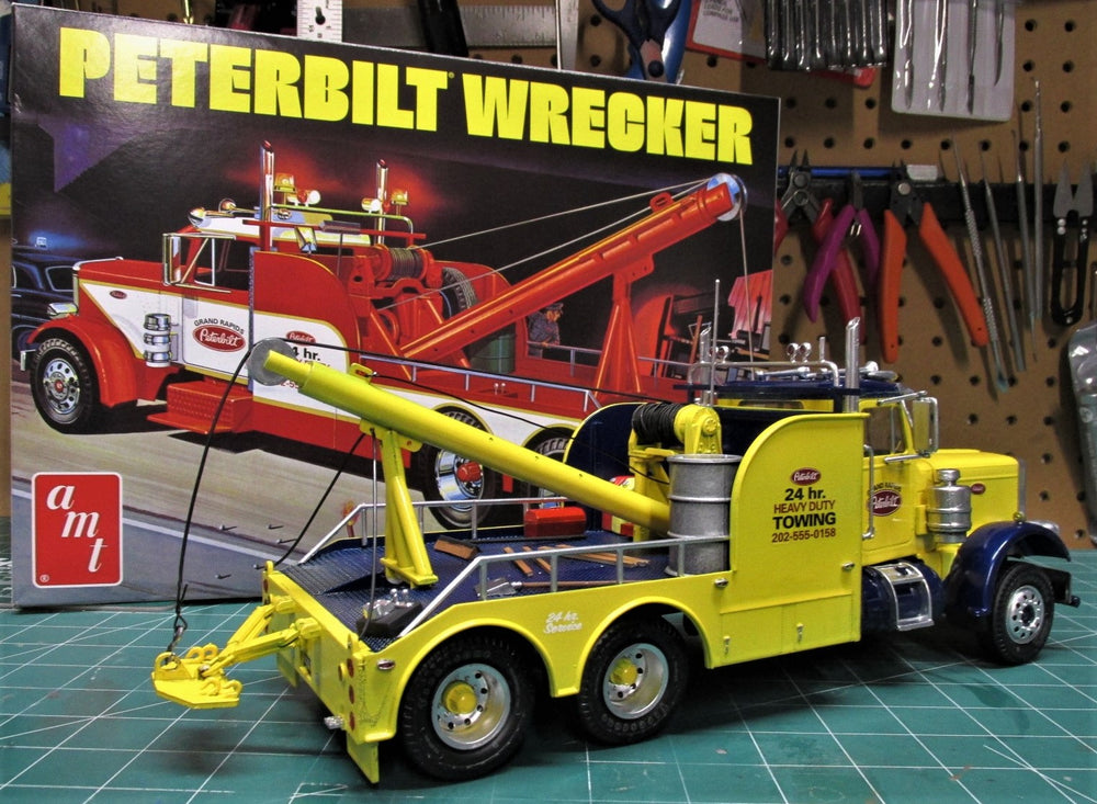 AMT Peterbilt 359 Wrecker 1:25 Scale Model Kit