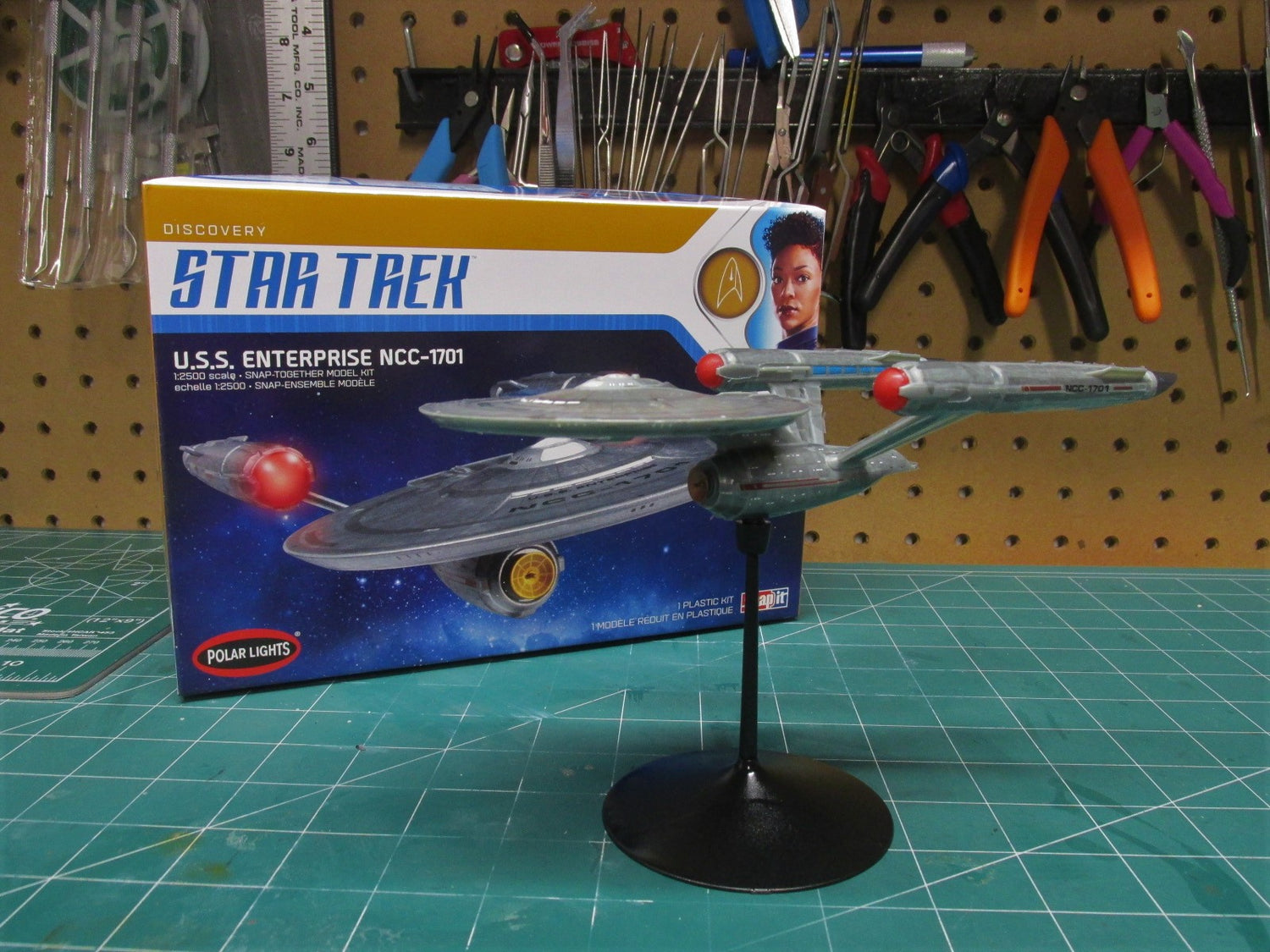 Polar Lights Star Trek Discovery USS Enterprise 1:2500 Scale SNAP Kit